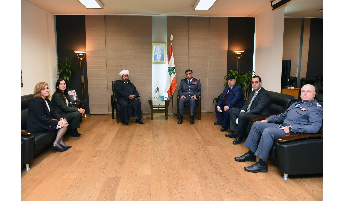 عثمان تسلم من وفد 