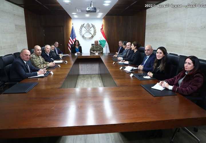 وفد اميركي يزور قائد الجيش