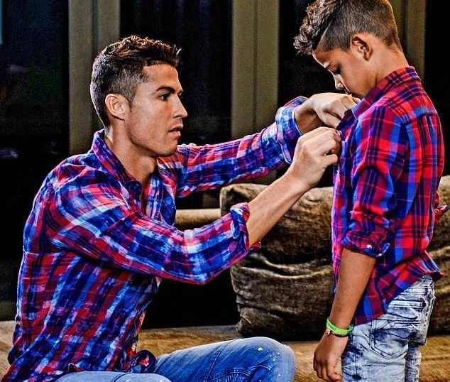 ابن رونالدو يثير الجدل بسبب سترة 