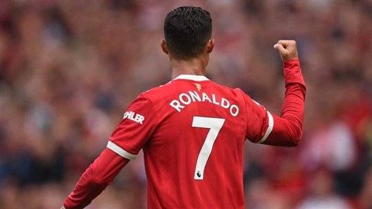 رونالدو يعتذر لمشجع مانشستر... والسبب؟