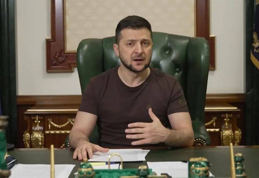 زيلينسكي يسخر من تصريحات بوتين.. ولا يؤكد استخدام روسيا للكيمياوي