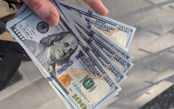 بعد تخطيه الـ25 ألف ليرة... كيف افتتح دولار السوق السوداء؟