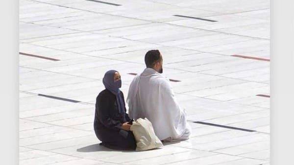 تفيأت ظل أخيها.. صورة من المسجد الحرام تخطف الأنظار