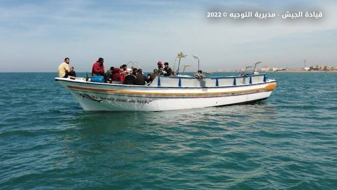 حاولوا المغادرة بطريقة غير شرعية ..توقيف 20 شخصاً على متن زورق
