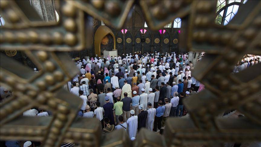 المسلمون يؤدون صلاة عيد الفطر في دول عدة