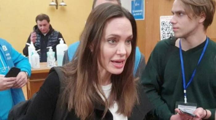 بالصور: بعد زيارة مفاجئة.. هروب أنجلينا جولي من لفيف الاوكرانية بعد سماع صفارات الإنذار