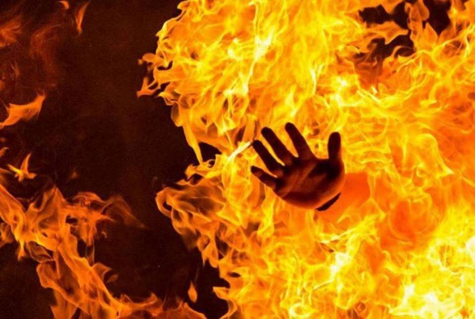 أقدم على إحراق نفسه أمام أحد البنوك..هذا ما حصل