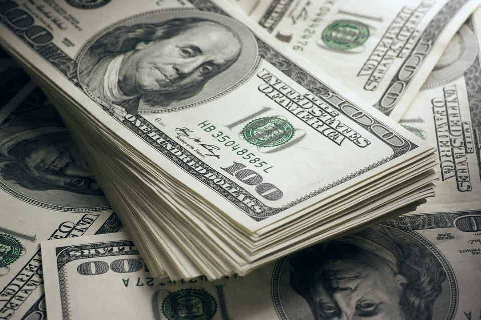 كم سجّل سعرُ دولار السوق السوداء مساءً؟