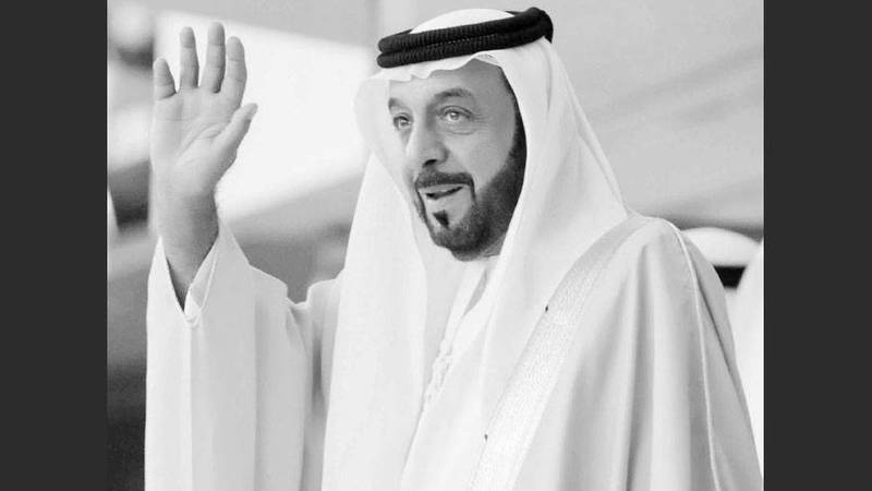 محمد بن زايد والشيوخ يؤدون صلاة الجنازة على الشيخ خليفة