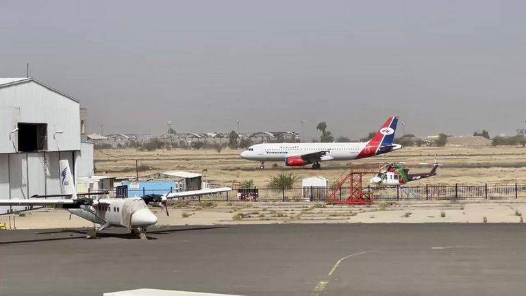 مغادرة أول طائرة يمنية بموجب الهدنة