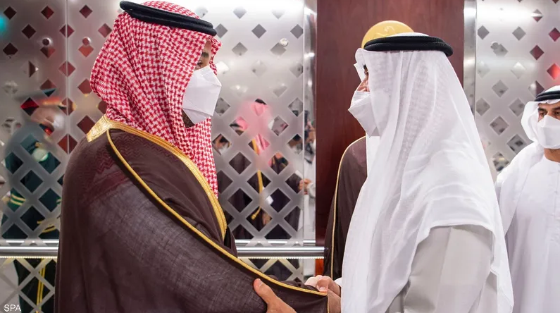 ولي العهد السعودي يقدم واجب العزاء في وفاة الشيخ خليفة