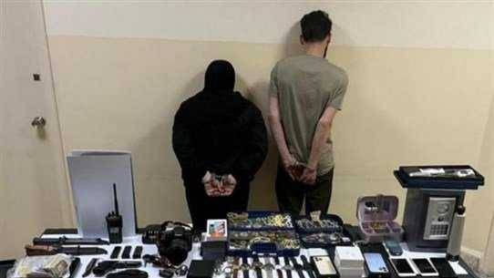 أمّ وابنها يمتهنان سرقة منازل كبار السن!