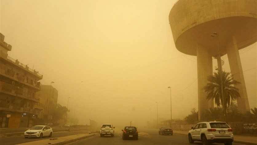 عاصفة ترابية جديدة في العراق تعطّل الملاحة الجوية وتدخل ألف شخص المستشفى