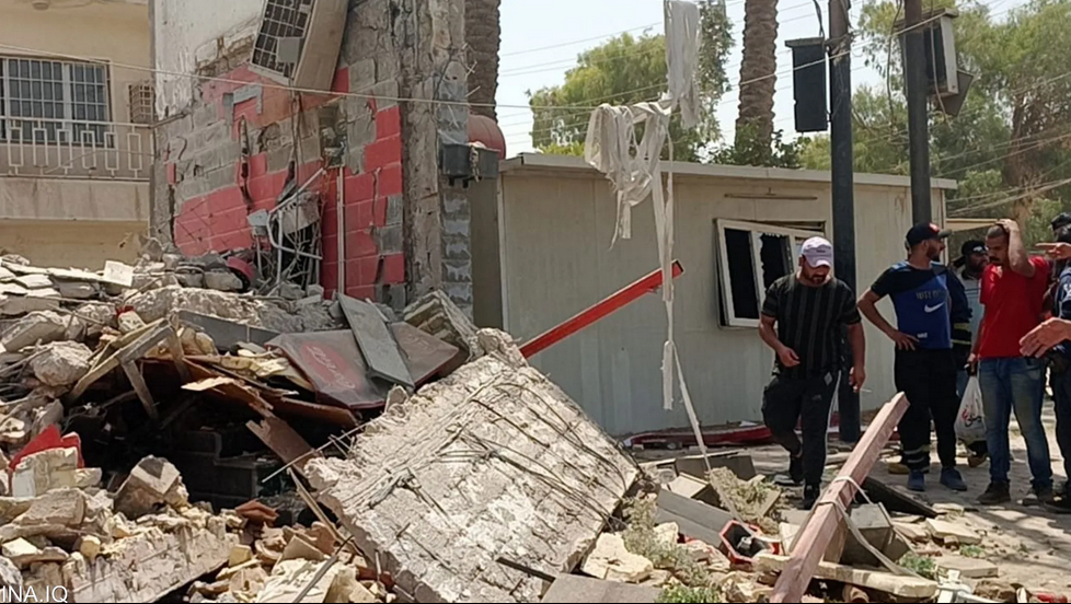 بالصور.. انهيار مطعم في العاصمة العراقية وأشخاص محاصرون في داخله