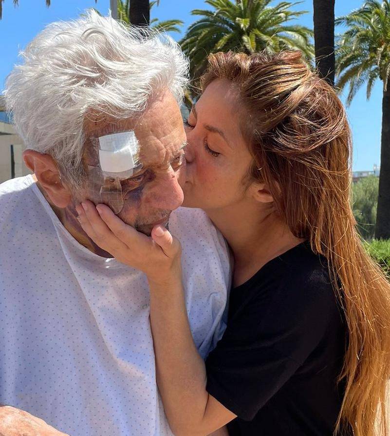 صورة لشاكيرا تُقبّل وجنتيه..لم أكن في المستشفى بسبب بيكيه
