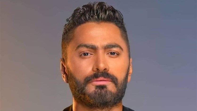 أثناء تأديته أغنية 