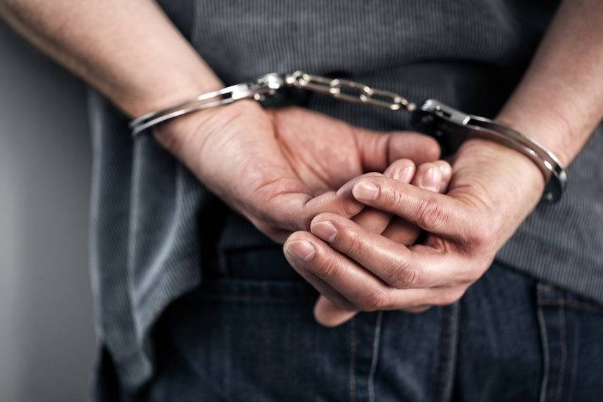 يقوم بأعمال سلب ونشل منتحلاً صفة أمنية.. فأوقف بالجرم المشهود!