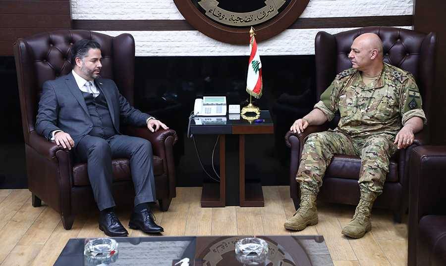 قائد الجيش يبحث مع زواره شؤوناً مختلفة