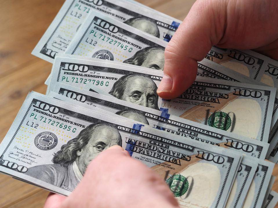 كيف افتتح دولار السوق السوداء صباحًا؟