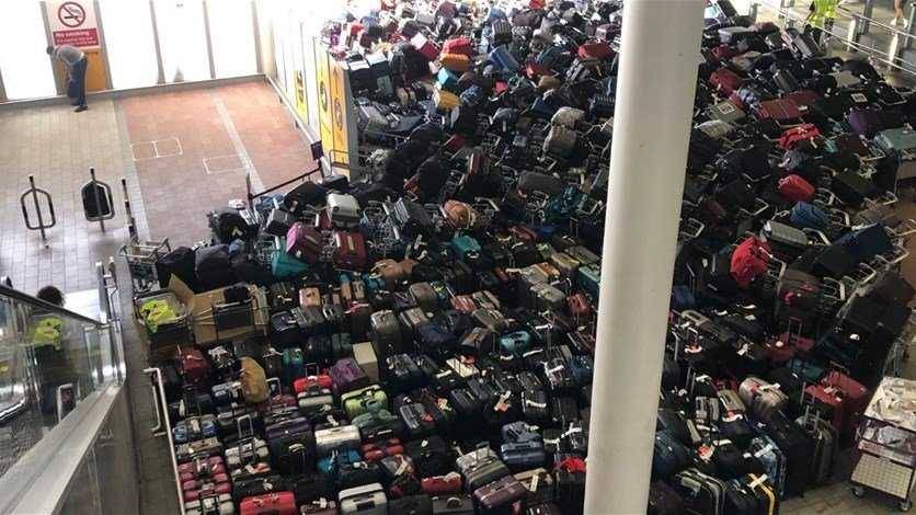بالفيديو: كارثة في مطار هيثرو.. تراكم الأمتعة والحقائب! ‏