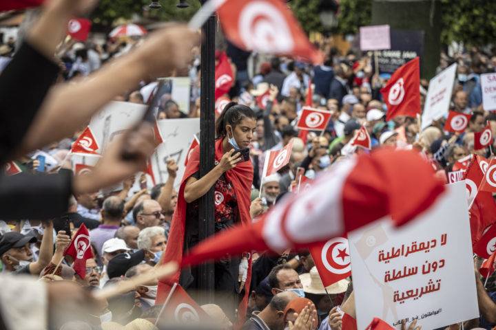 الاستفتاء على الدستور: بين 