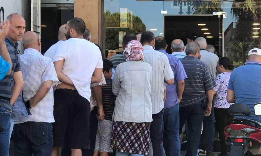 أزمة الرغيف تتفاقم في الشمال... والحركة شبه متوقفة في محطات الوقود