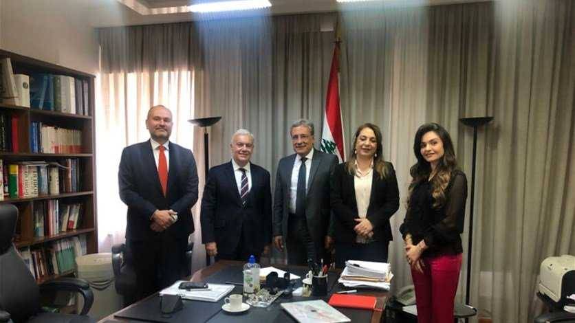 وزير العدل يبحث 