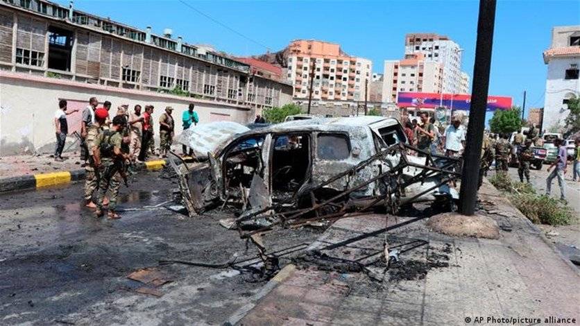 عدن.. قتلى بانفجار سيارة مفخخة استهدفت موكب مسؤول أمني
