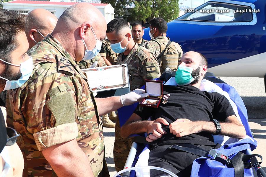 قائد الجيش يستقبل العريف حسين شعيب في المطار