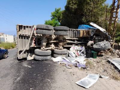 انقلاب شاحنة محملة بالردميات.. وسائقها ينجو باعجوبة!
