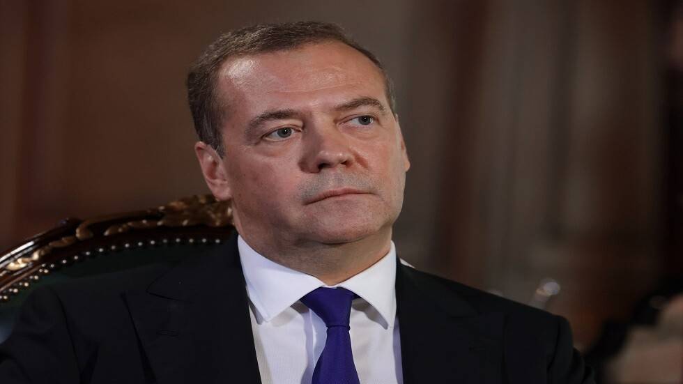 ميدفيديف: العبث مع قوة نووية قد يعرض البشرية للخطر