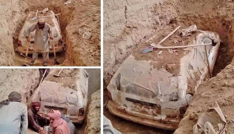 طالبان تعرض سيارة فر فيها الملا عمر من الضربات الأميركية في 2001