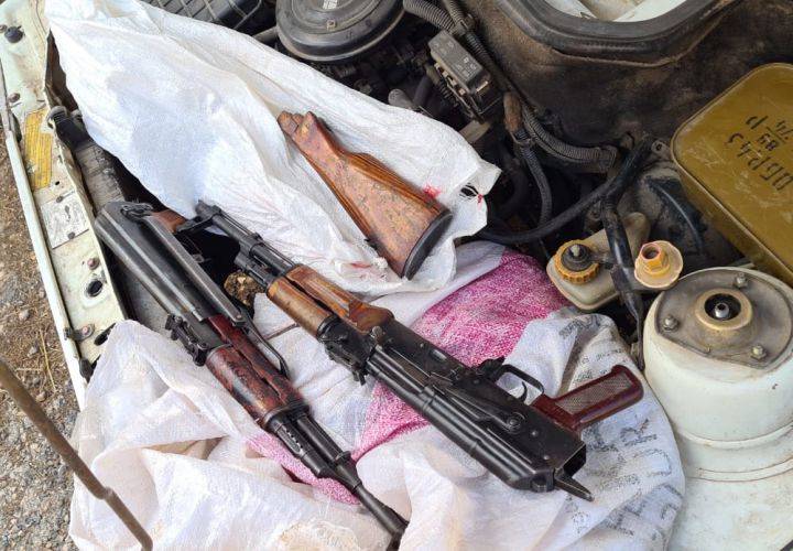 ضبط سيارة في أكروم بداخلها أسلحة وذخائر وتوقيف سائقها