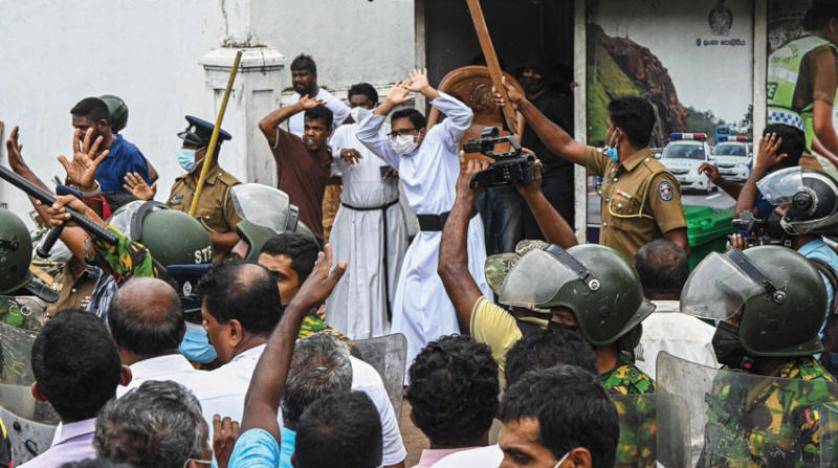 إستقالة رئيس وزراء سريلانكا بعد اقتحام مكتبه من قبل متظاهرين