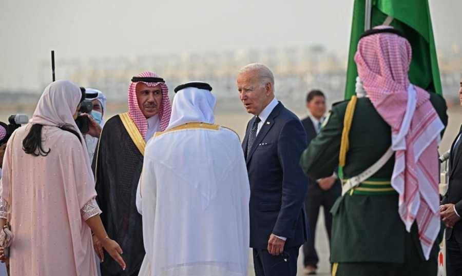 بايدن يصل إلى جدة.. وولي العهد السعودي في استقباله