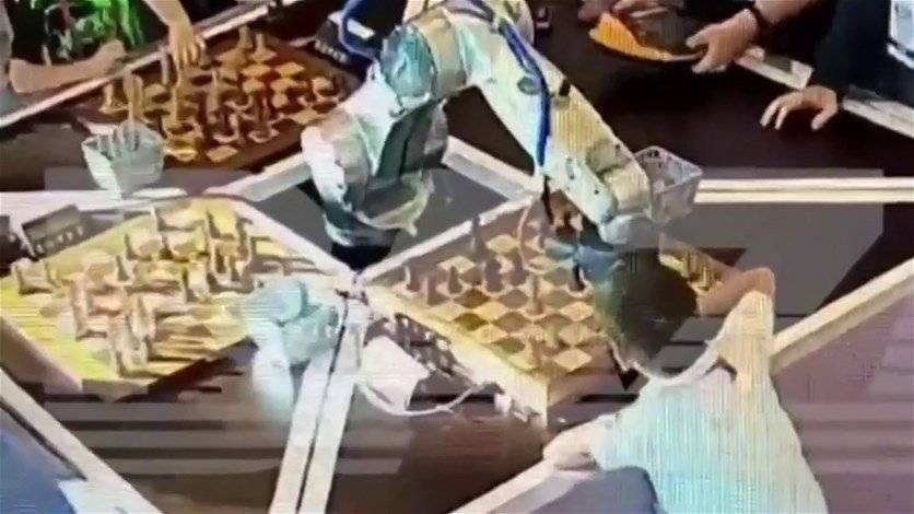 روبوت يكسر إصبع طفل في مسابقة للشطرنج!