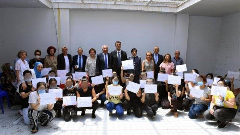 توزيع إفادات على 60 سجينة تابعنَ دورات تدريب مهني وتعليمي