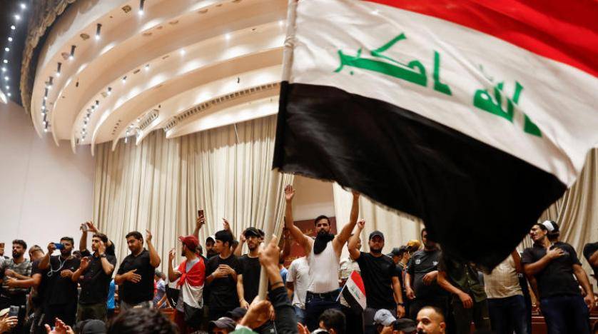 توتر في المنطقة الخضراء.. تصعيد سياسي والبرلمان بيد المحتجين