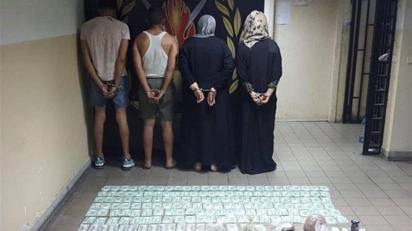 يروّج وزوجتيه وشريكه المخدرات.. فوقعوا في قبضة 