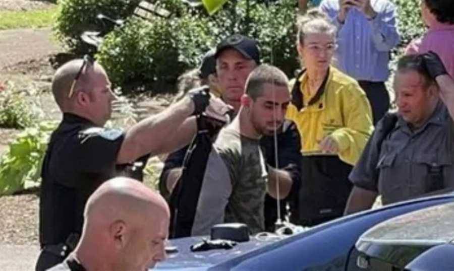 ماذا نعرف عن منفّذ الاعتداء على سلمان رشدي؟