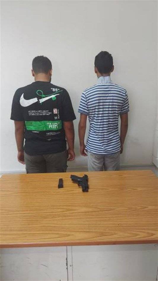 بقوة السلاح..منتحلا صفة أمنيّة يسرقان الأموال والمجوهرات!