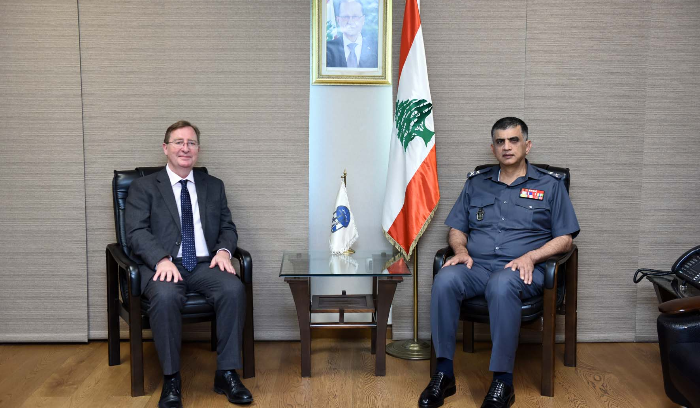 الأوضاع العامة بين عثمان والسفير البريطاني