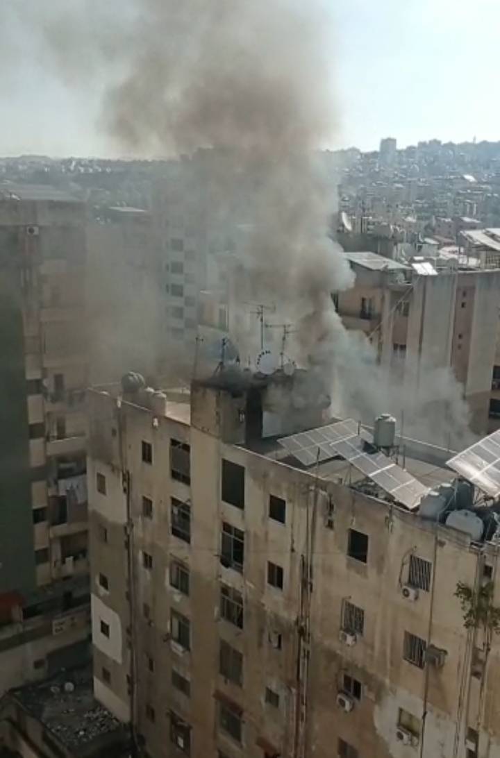 احتكاك كهربائي يتسبب بحريق كبير على سطح مبنى سكني في صيدا!