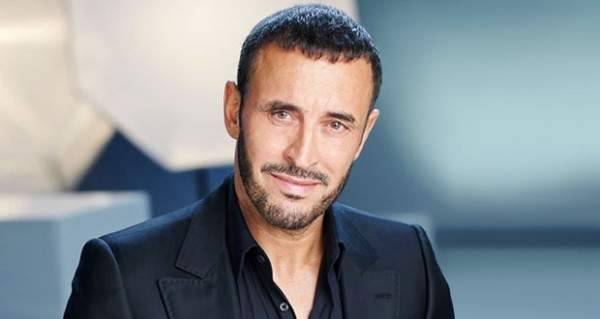 بالصورة: كاظم الساهر يفترش أرض المطار