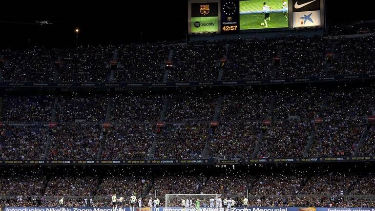 بالفيديو - غضب جماهير برشلونة.. الجرذان تتجول في ملعب 