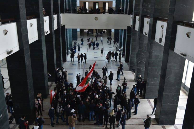 اشكال وتضارب بالأيدي  بين اهالي ضحايا المرفأ والقوى الامنية