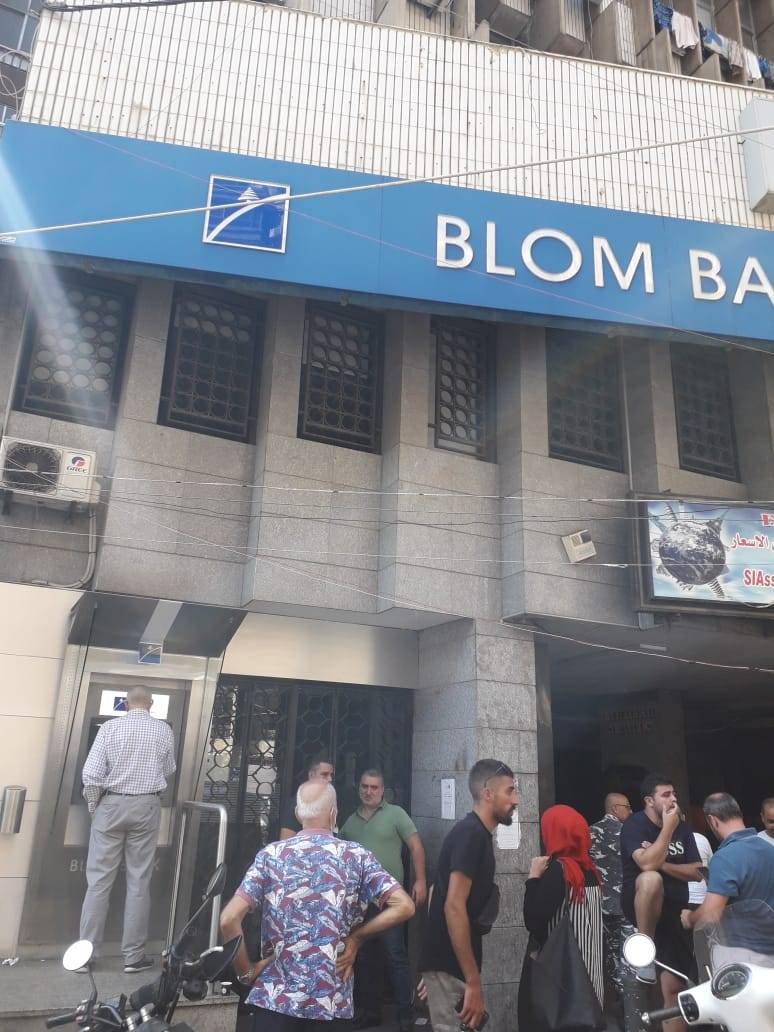 مودع يقتحم بنك لبنان والمهجر في بيروت