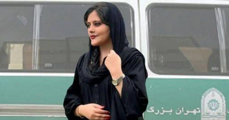 أهالي كردستان إيران يشيّعون مهسا.. والأمن يًطلق النار