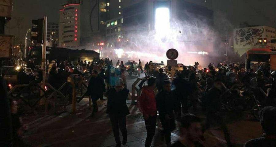 بالفيديو.. تظاهرات ليلية في إيران وكر وفر بين المحتجين والشرطة