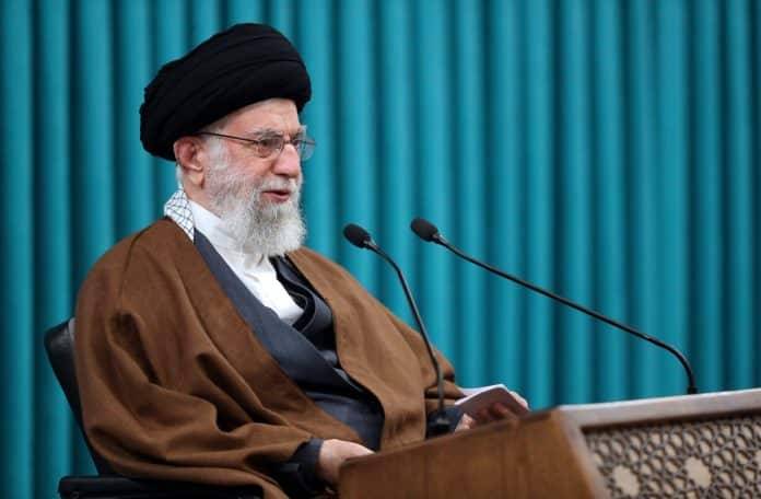 خامنئي في الفراش تحت مراقبة الأطباء.. مصادر مطلعة تكشف
